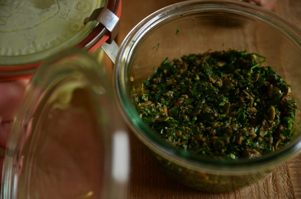 塩抜きせずに使える香り高いケイパー。刻んでオリーブオイルと和えるだけで何でも極上のひと皿に。 – ろばの家