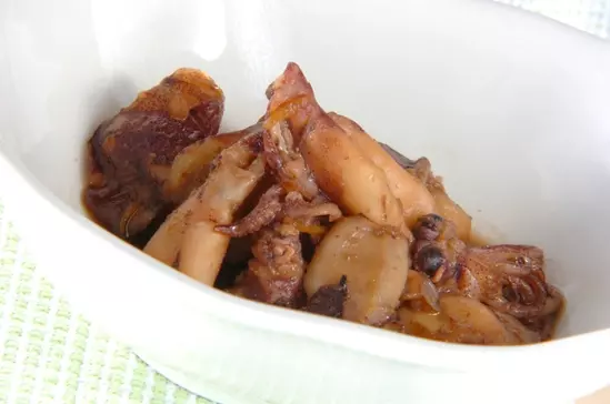 小ヤリイカとイカ耳のマリネ ^-^ 小ヤリイカの眼、クチバシを手作業で一つ一つ掃除して口当たりを良くしております🇮🇹🍴白ワインやビール🍺に最高なおつまみ✨日曜営業🍕本日もよろしくお願いいたします_ ._. _イカのマリネ小ヤリイカイカミミアルコールに合う