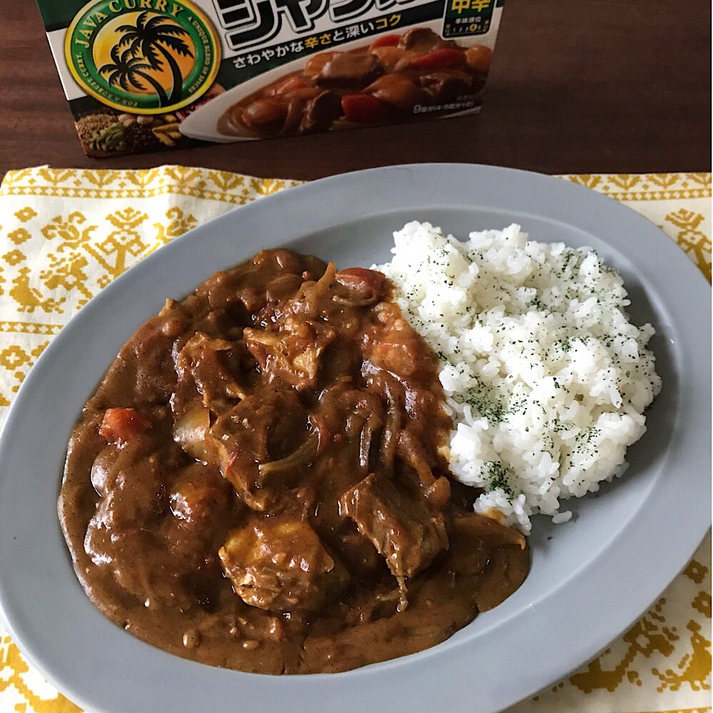 山本ゆりさんのレンジで超トマトカレー。 噂のバズりレシピ材料 4人分鶏もも肉1枚 約250g玉ねぎ1 2個 A カットトマト缶1缶 400g砂糖大さじ1 ウスターソース大さじ1 おろしにんにく チューブ 約2cm おろししょうが チューブ 約2cm カレールウ4かけ