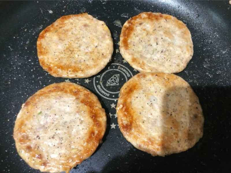 マックの無料カスタム！「ピクルスとオニオン多め」裏ワザ的な注文方法を検証 - macaroni