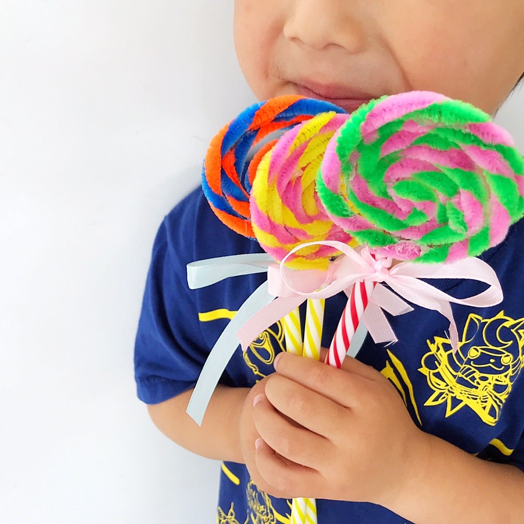 製作事例 KOMEHYO SHIBUYA様 リピートでご依頼いただきました。 鮮やかなカラーリングのペロペロキャンディーは、お喜びいただけるノベルティにぴったり🍭🍭タグにQRコードを載せることでInstagramやWebへの誘致に繋がります。飴組み飴