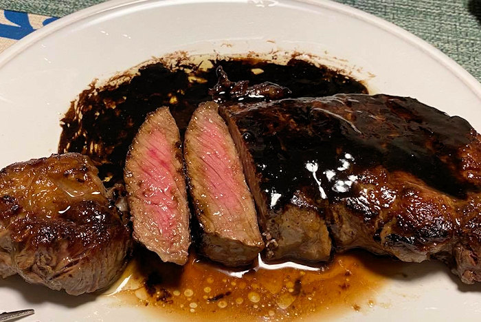 牛肉ステーキ新玉ねぎと醤油とバルサミコのソース