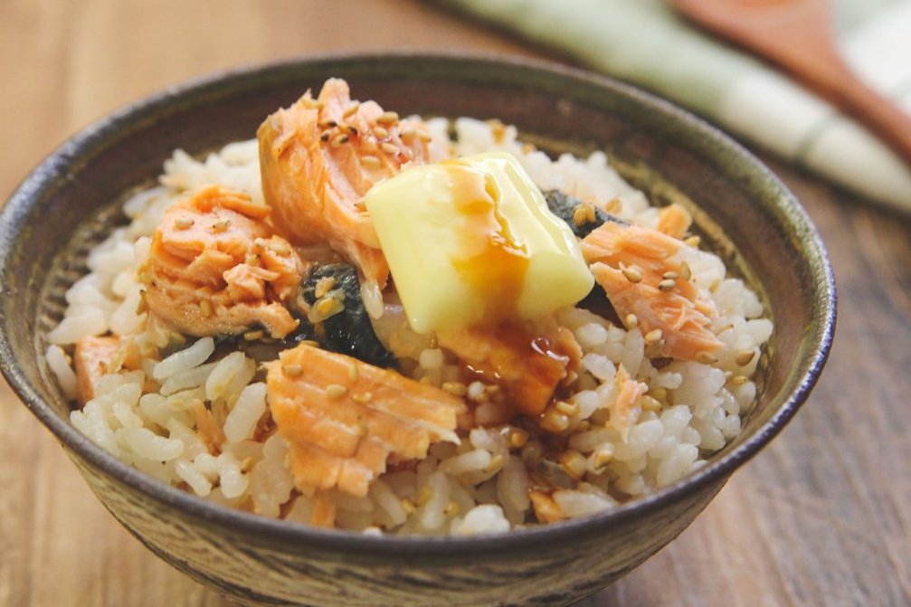 あごだしつゆ鮭の炊き込みご飯レシピ情報おいしさ、あごの差。くばら久原醤油