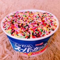 材料4つ レンジで3分！チョコスコップケーキ作り方！, 材料, ◯チョコスコップケーキ, ・ホットケーキミックス150g,・スーパーカップチョコ1個, ・絞るだけホイップチョコ1本, ・いちご, 1.チョコアイスを500wの電子レンジで2分加熱して溶かす。,2.ホットケーキミックスを入れて混ぜる。, 3.タッパーに入れて、500wの電子レンジで3〜4分加熱する。,