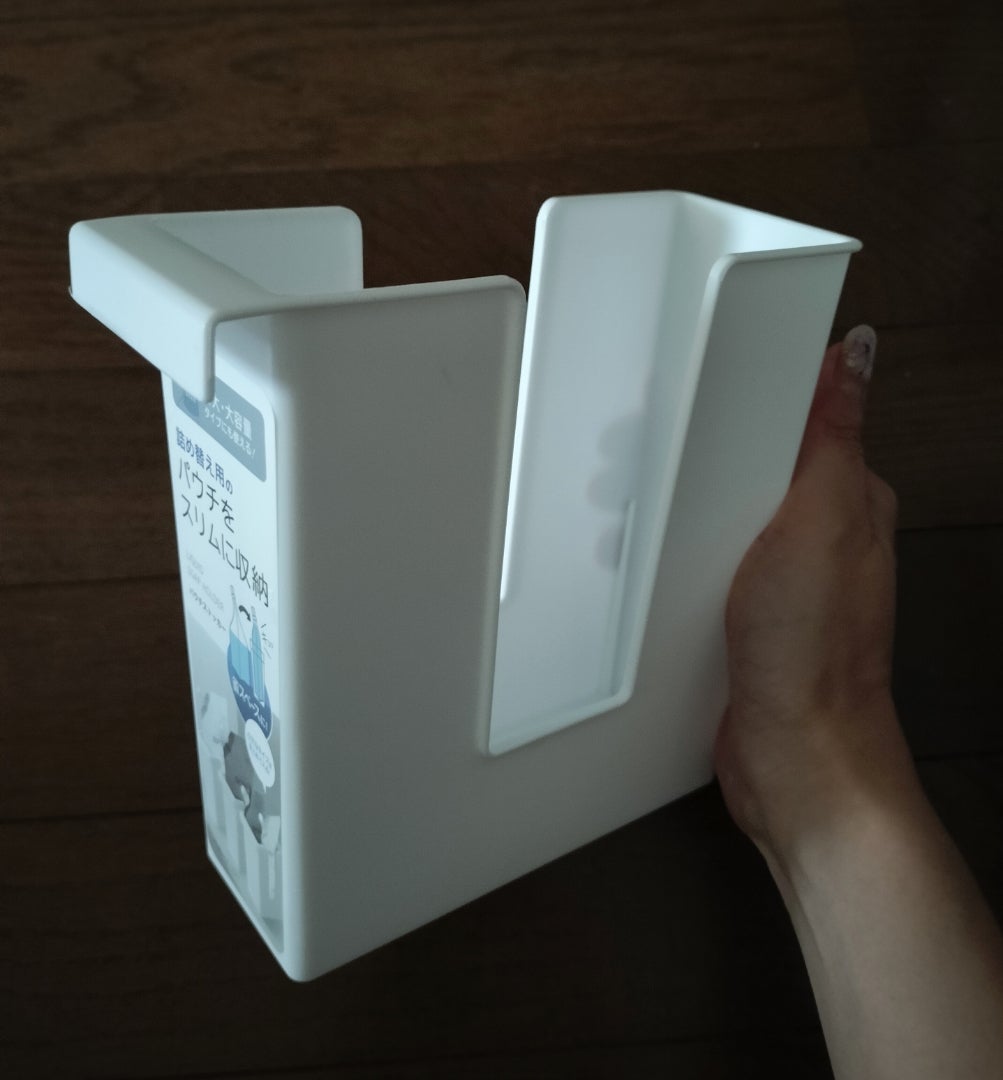 セリア「パウチストッカー」は収納スペースが半分になっちゃう！デッドスペースだって活用できるお利口グッズイチオシichioshi