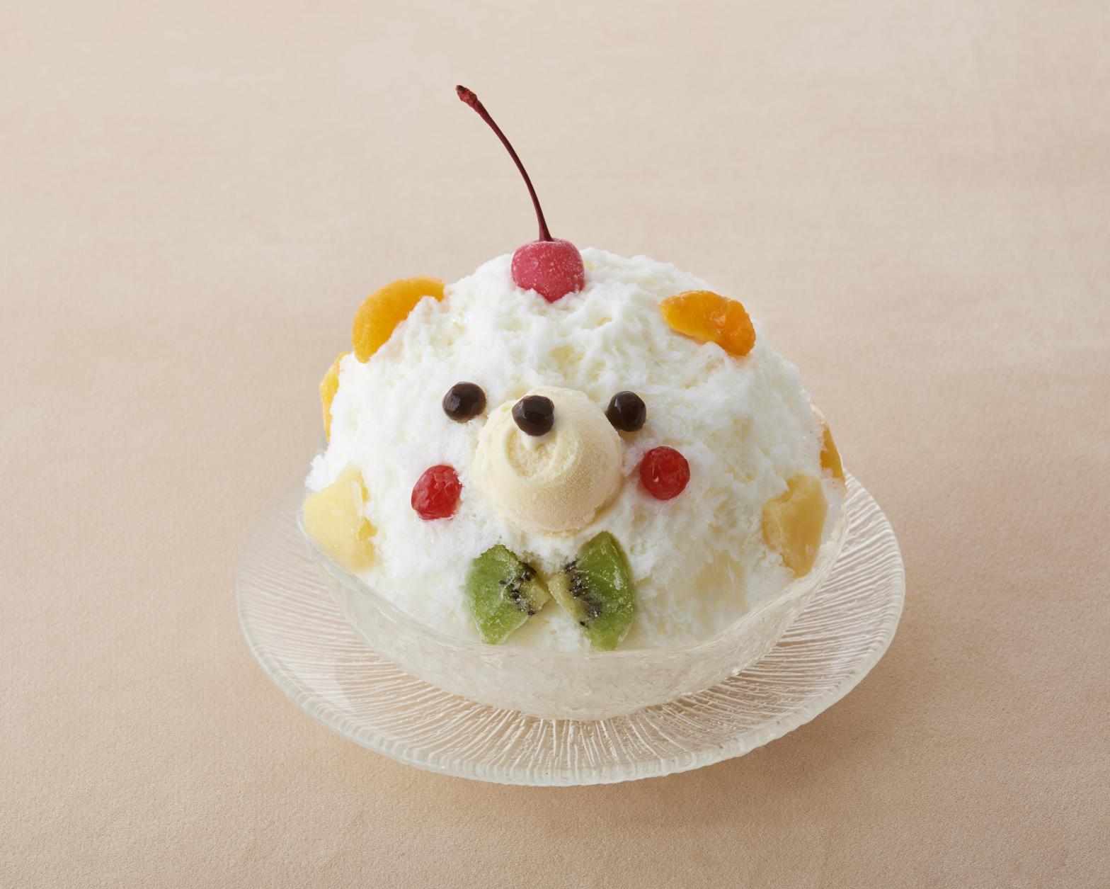 公式 鹿児島観光コンベンション協会鹿児島名物の氷菓『白熊』✨ かき氷の上にミルクとさまざまなフルーツが彩りよく飾られた逸品です❣ しろくまの元祖と言われている人気店「むじゃき」ではバラエティに富んだ味の白熊や,期間限定のメニューなども登場🍨 また