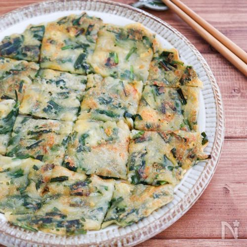 レシピあり▷▷▷スワイプニラ豚チーズの豆腐チヂミ 。 カリモチ♪卵不使用◎ お豆腐で作る大満足チヂミです✨混ぜるだけのピリ辛さっぱりダレがめっちゃ合います🤤無限ループ。 卵なしのお豆腐動員チヂミ。これが大正解！ヘルシーだし満足できるしもっちり感も