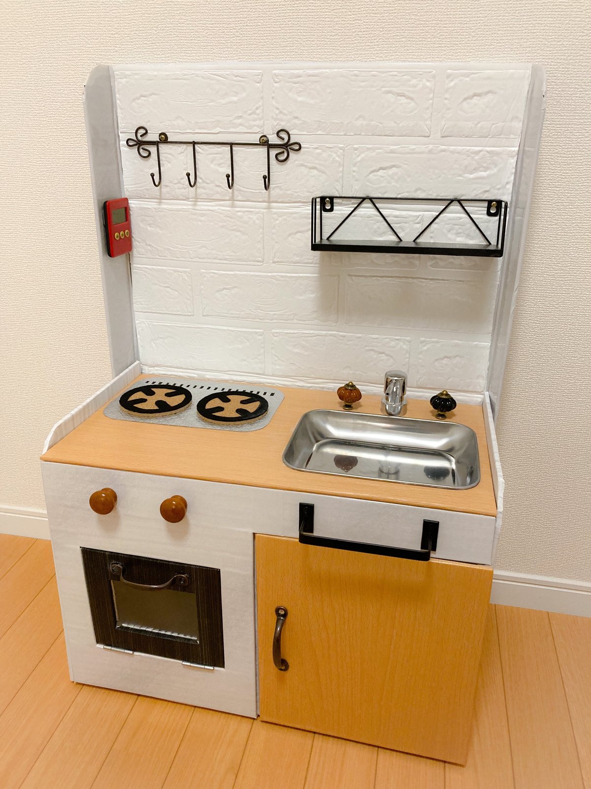 手作りおままごとキッチンの実例アイデア５選！100均で作るお手軽DIYも - macaroni