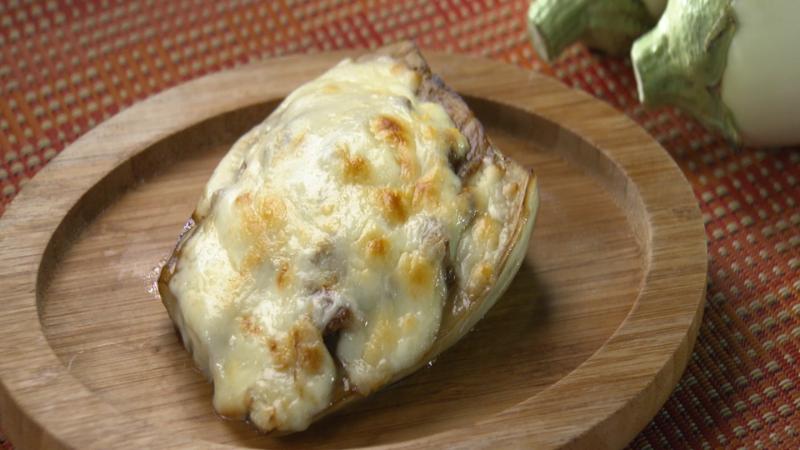 つぼみの明日の会 - * 白なすのチーズ焼き⁉️* * □材料 1個分白なす 底150g オリーブ油 適量 A ミニトマト 60gくり抜いたなす 適宜 B 明花のだし 小さじ2 トマトピューレ 大さじ1 チーズ 乳製品不使用大さじ1 □作り方 準備 ○白なすは中身をくりぬいて