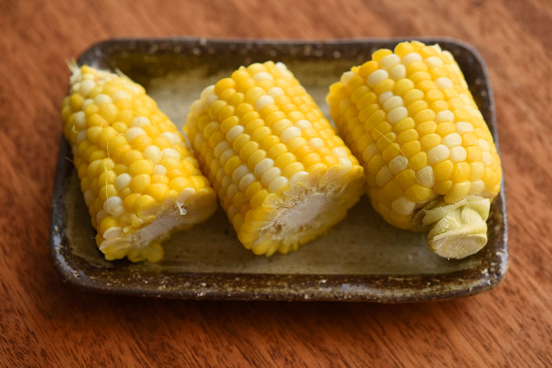 とうもろこしレンジ調理はまずい ？皮付き＋ラップで甘さUPするジューシー調理の秘密