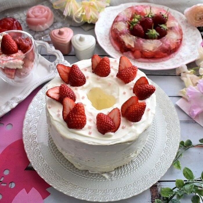 いちごとマスカルポーネクリームのロールケーキ - 冷凍ケーキの製造・販売のパイオニア、ファミール製菓