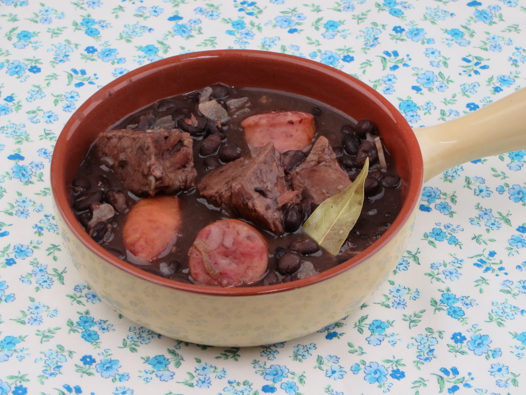 伝統的なブラジルのフェイジョアーダ 🥘🔥, フェイジョアーダは、何世紀にもわたって愛されてきたブラジルの伝統料理です。,当店のフェイジョアーダは薪火で6時間じっくり煮込み、本場の味を再現しています。, ✨ 毎日ご提供！いつでも出来立ての美味しさをお楽しみいただけます！✨, フェイジョアーダの種類：, ✅ フェイジョアーダ プレート– 一人前のセット。, ✅ フェイジョアーダ ポット入り