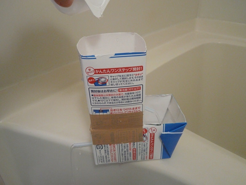 maky水遊びの道具作り ペットボトルで水遊び用のおもちゃを作りました。•半分くらいに切ったペットボトルは切り口にアイロンをあて、丸めておきます。内側にくるんとまるまって、触ってもなめらかになります！•下の方に放射状に水が出るように6箇所くらい穴を