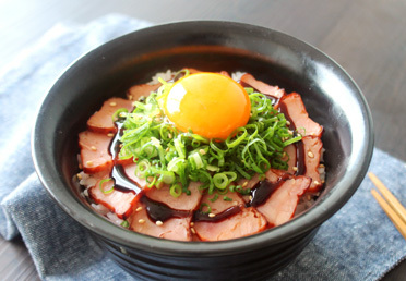 焼キャベツたっぷり。おうちでボリューム満点豚丼レシピ