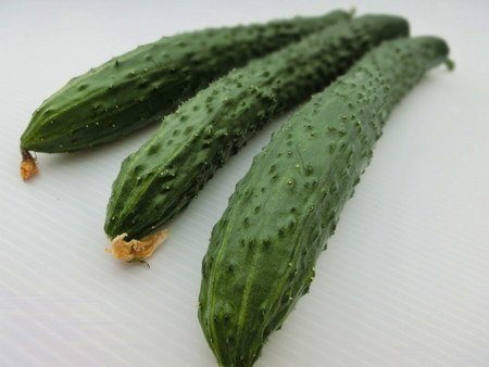 ピーラーできゅうりの皮をむく女性の写真素材26451325- PIXTA