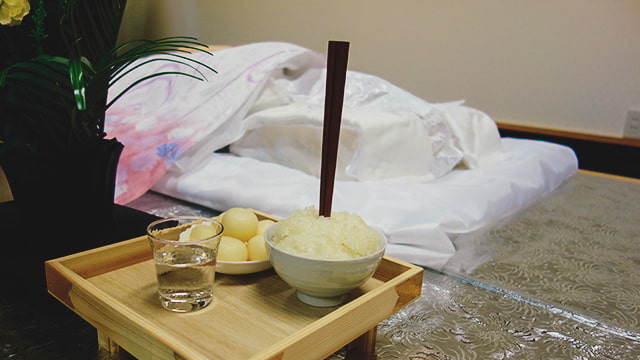 お葬式でご飯に箸を立てるのは何故？ -公式 セレモニー天来