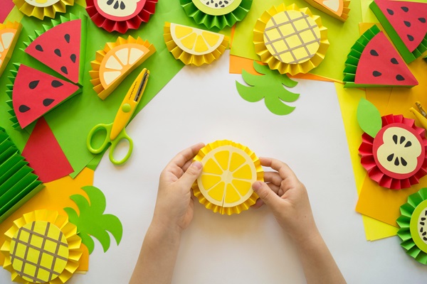 壁面飾りお誕生日表フルーツがいっぱい 🍇🍌フルーツサンド🍓🥝壁面壁面製作壁面飾り壁面装飾保育室保育保育士保育園幼稚園お誕生日表お誕生日壁面誕生日表誕生日壁面画用紙製作切り紙ペーパークラフト子どものいる暮らし子ども