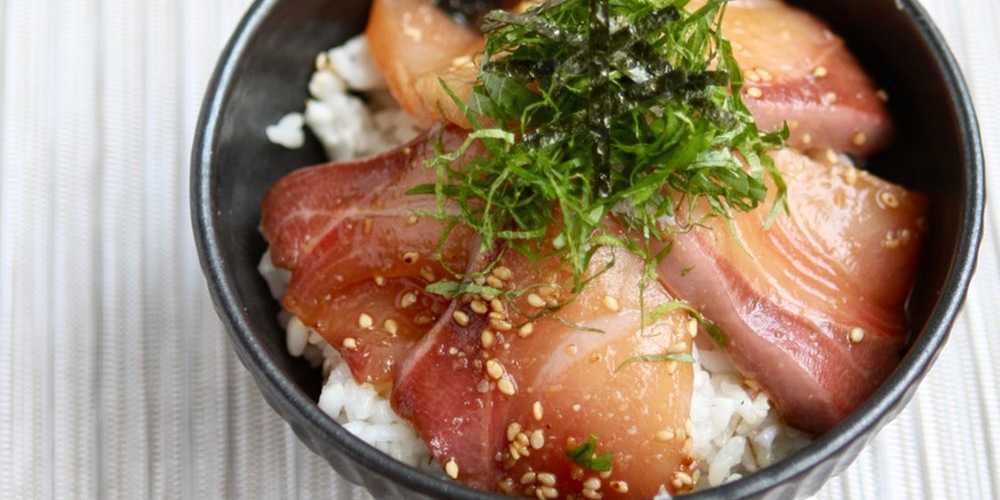 楽天市場 御歳暮 お歳暮 御礼 ギフト 日本酒 ビール 焼酎 おつまみ ブリ 送料無料 ぶりの漬け丼の素 一人前 80ｇ×5Ｐ 冷凍 食品 5食小分け 御礼 お祝い 丼 国産 高知 鰤 ぶり 海鮮 お取り寄せ グルメ 酒の肴 簡単 便利 手軽 保存食 自然解凍 海鮮丼