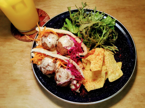 世界の料理イスラエル編：ファラフェルのピタサンド ～ 中東の伝統的サンドイッチと豆のコロッケ in 丸の内 byふすまぱんブログ -欲望と節制のふすまぱんキッチン