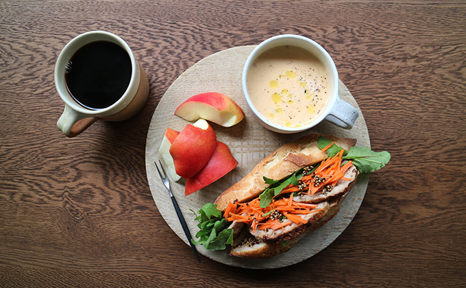 バターロールでワンプレート朝食
