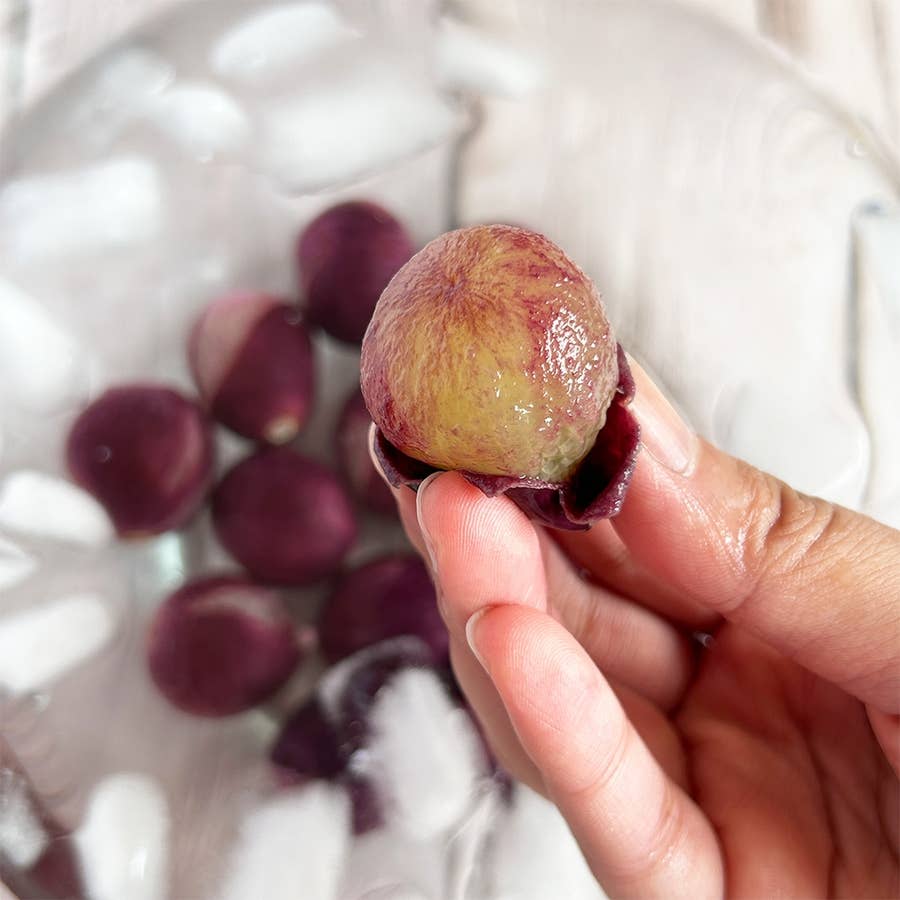 意外と面倒なぶどうの皮むきが、フォークで簡単にできるって知ってた！？ - レタスクラブ