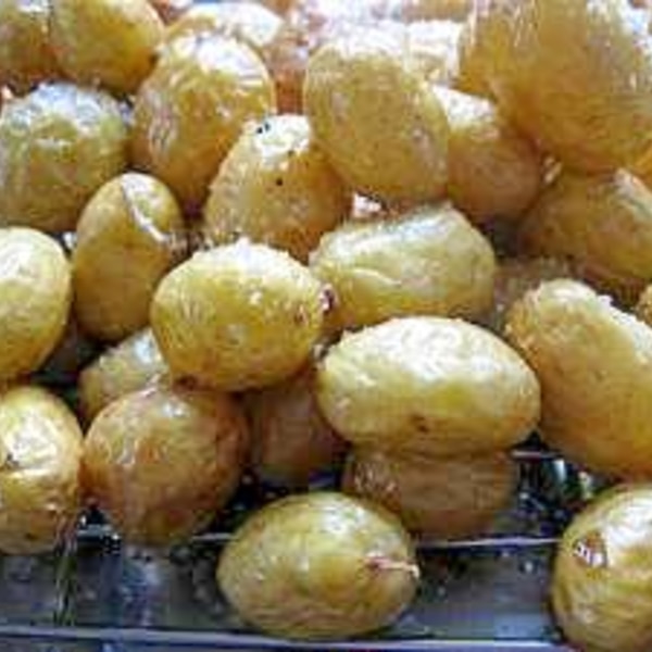 おうちポテト -fried potatoes- 肉じゃがでも作ろうと スーパーで購入した 小さいじゃがいも お友達のインスタに影響されて急遽ポテトフライに。 下茹でしてから揚げるのが ポイントね 仕上げはシンプルに塩胡椒で。 めちゃ美味しいやん ポテトフライおうち