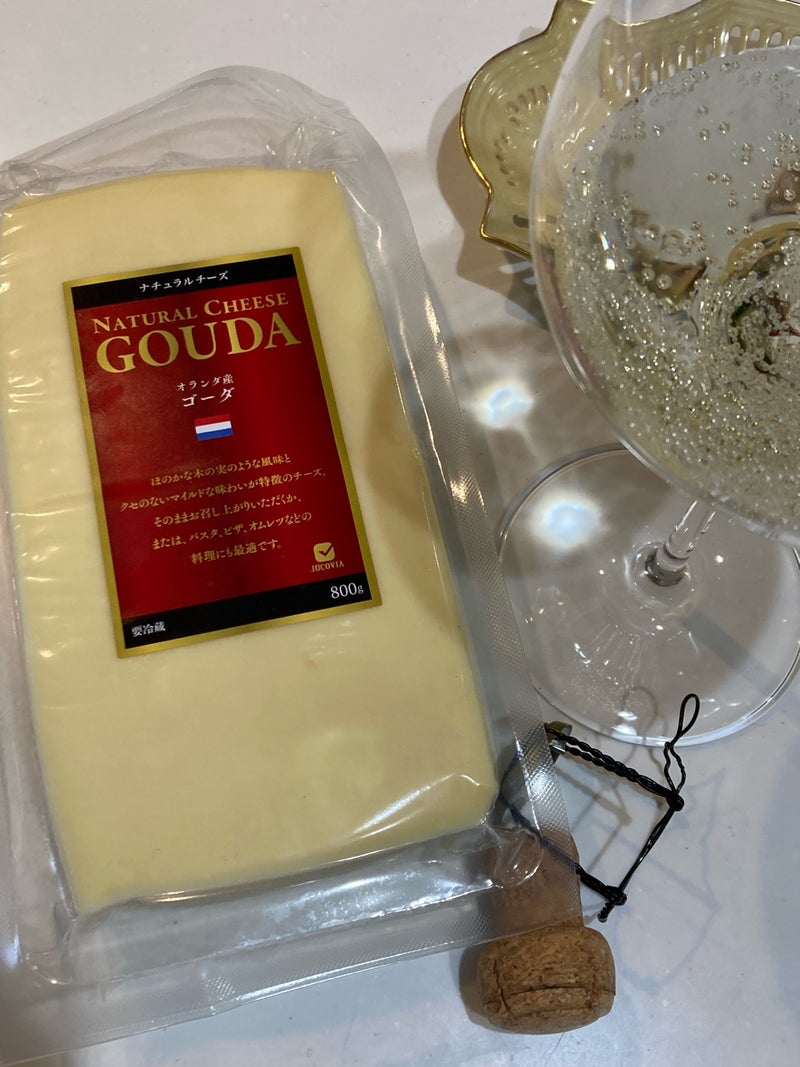 Quesito ケスィート 名古屋のチーズ&ワイン専門店ゴーダ オゥ トリュフ ぱっか〜ん！！ 🇳🇱オランダ 🐄牛乳製 セミハードタイプミルキーなゴーダチーズに、 イタリア産トリュフのアクセントが芳しい ゴージャスな味わいのオランダチーズ💍 マイルドな味わいで