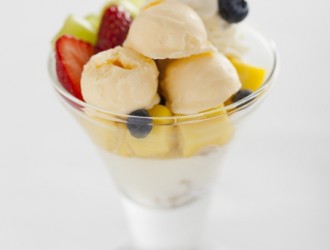 夏の光をそのまま閉じ込めたような、 季節限定''マンゴーパフェ''ができました。最初に味わうのは自家製ミルクジェラートと、パッションフルーツソースにたっぷりの完熟フレッシュマンゴー。甘さの中にすっと清涼感を添えるのはモヒートゼリーと やさしく広がる