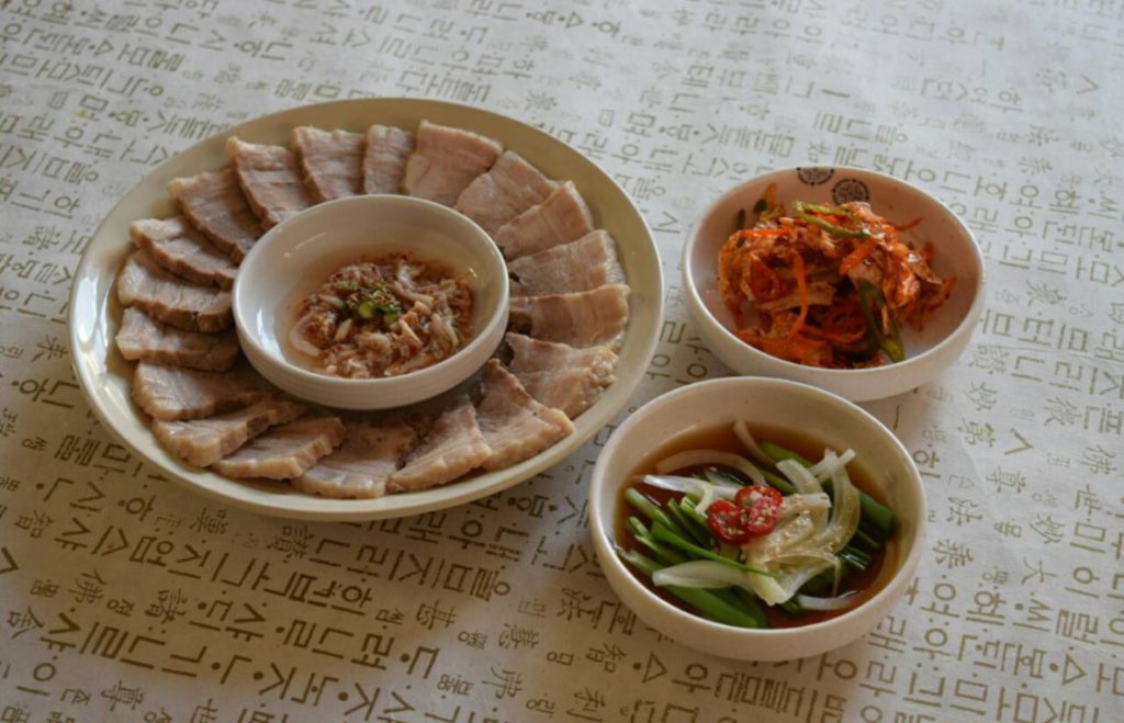 スワイプレシピ付き ⋆⸜ レンジでお手軽ポッサム ⸝⋆ 難易度 ≀ ◷作業時間10分≀¥600円 ⋈・。・。⋈・。・。⋈ ・。・。⋈ ・。・。⋈作ってみたい人！美味しそうだと思った人！ コメント欄に 🙋‍♀️ で教えてください！🙋‍♀️:「はーい」の予測変換で出ます