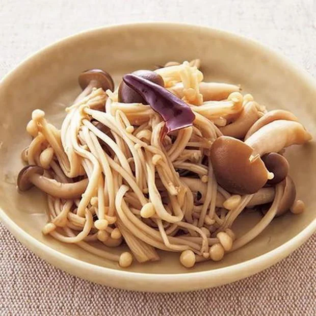 レンジで作る簡単副菜♪きのことほうれんそうとコーンのめんつゆバタ