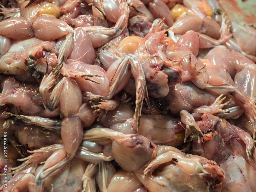 カエルの足揚げ肉料理フランス料理食事テーブルの上のスナックコピースペースの食べ物背景素朴なトップビュー — ストック写真 © a-lesa-lesa648738294