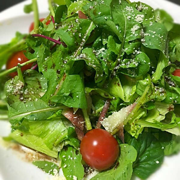 きゅうりとルッコラのチーズドレッシングサラダ