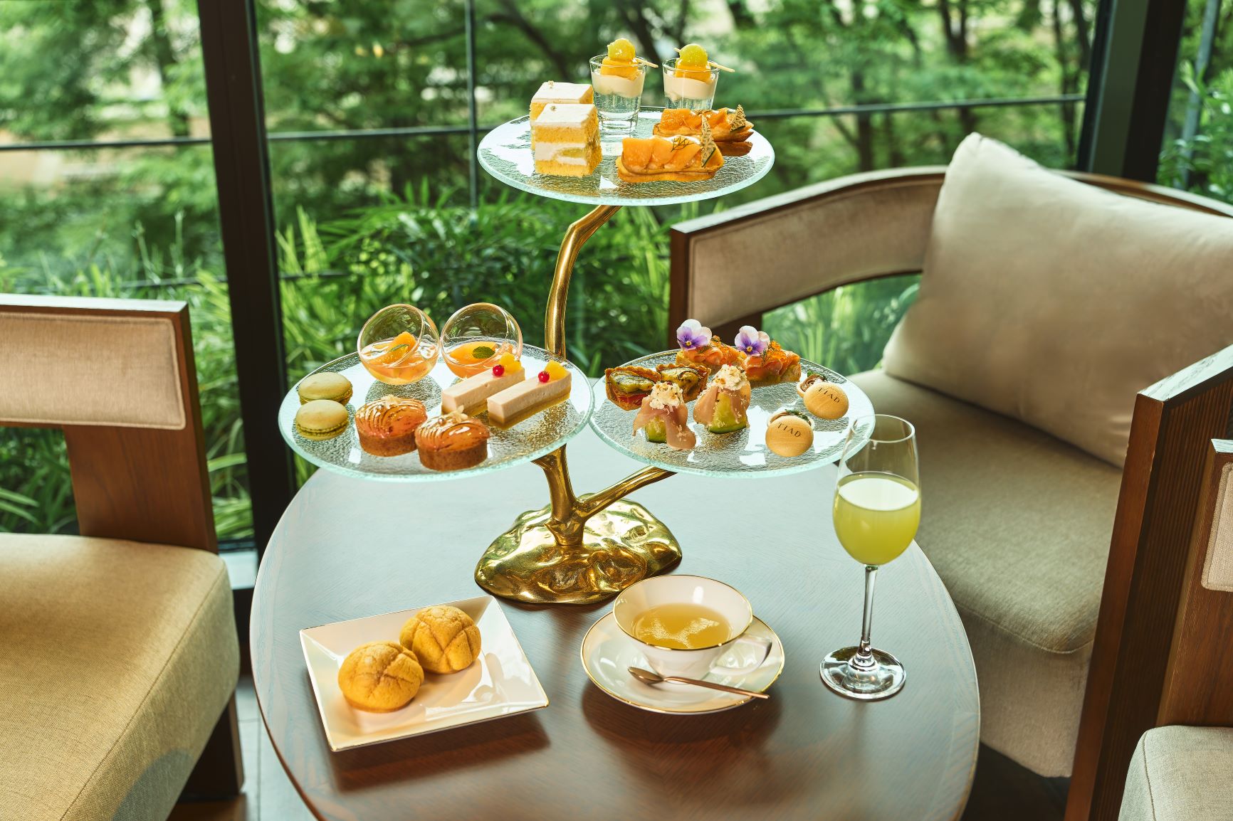 ☆ FRUiT 御堂筋店 💚Early Summer Afternoon Tea Set ¥4,600 税込初夏に旬を迎える高級フルーツ、メロンとマンゴーのシーズンがやって来ました！ハイクオリティのフルーツを楽しめると、行列が絶えない人気フルーツショップ「FRUiT」さん、またまた魅力的なアフタヌーンティーセットが登場しています。