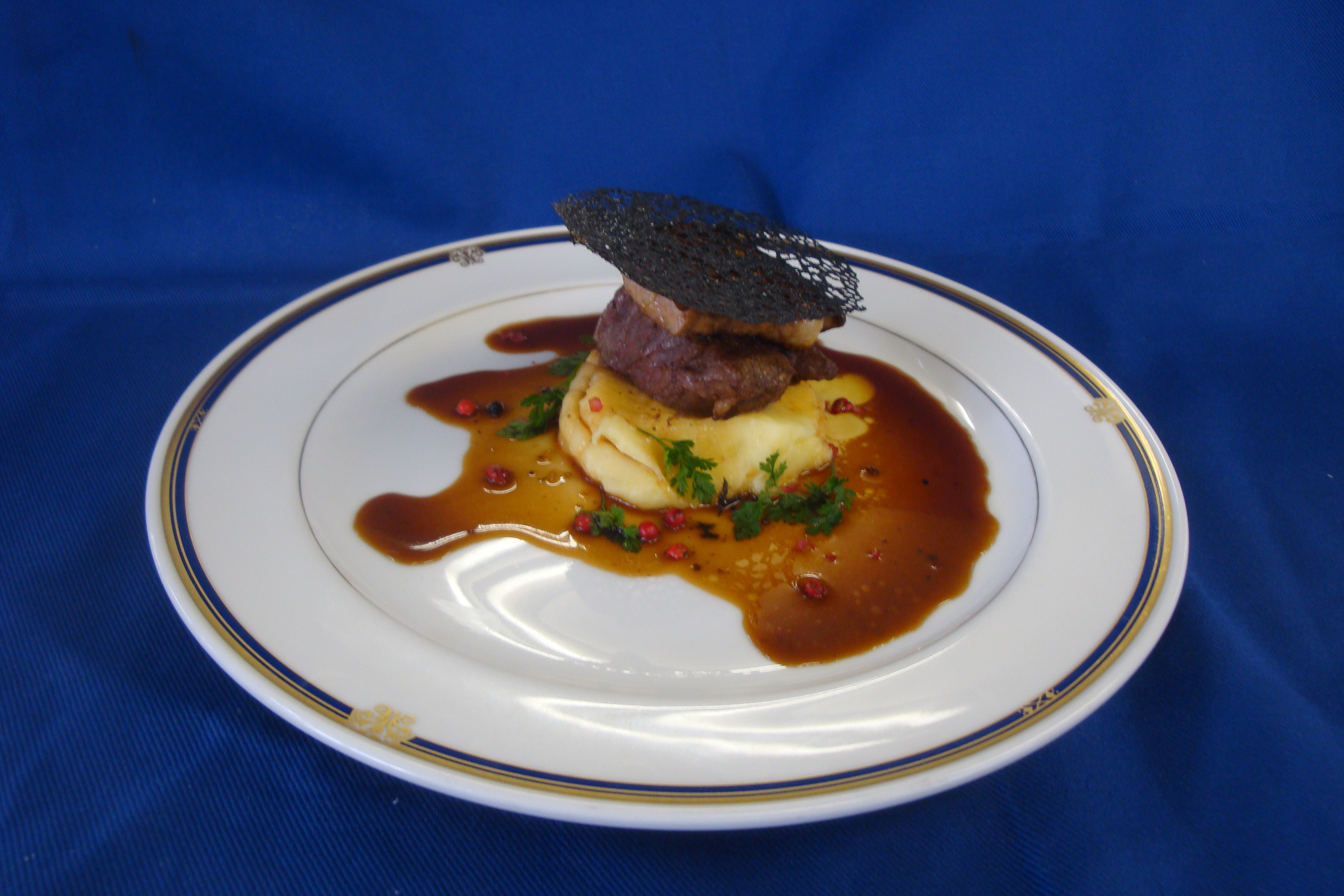 トゥルヌドロッシーニ ソースペリグー 」 牛フィレ肉のトゥルヌド、フォアグラのポワレ、黒トリュフ。分厚くカットして香ばしく焼き上げた牛フィレ肉の上に、表面をカリッと焼き上げたフォアグラのポワレ、黒トリュフとコニャックを効かせたペリグーソースを重ねます