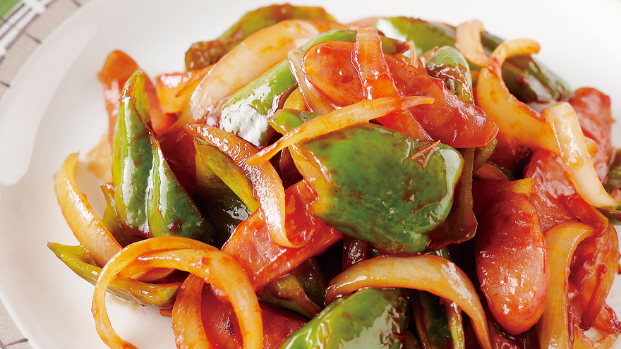 リガトーニナポリタン♪具材はウインナー・ピーマン・ナスで。半熟の目玉焼きをトッピングして、ちょっぴり贅沢に。みんなとカゴメでつくるコミュニティ＆KAGOME アンドカゴメ