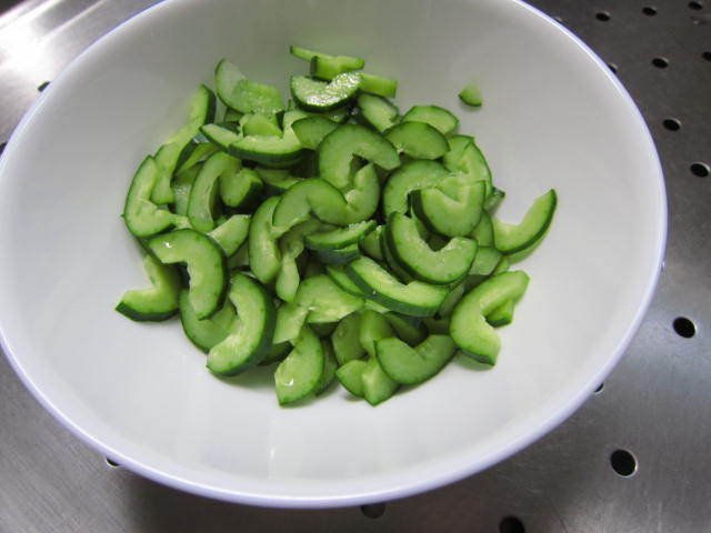 みなさんおはようございます。 一昨日、写した水鉢です。昨日うっかり忘れてお見せ出来なくてごめんなさい！あまりにきれいだったので是非！見てくださーい！セージも太陽の光を浴びてきれい！ もやしが床に置いた紫陽花の葉を食べてしまうので心配で高い場所に移動