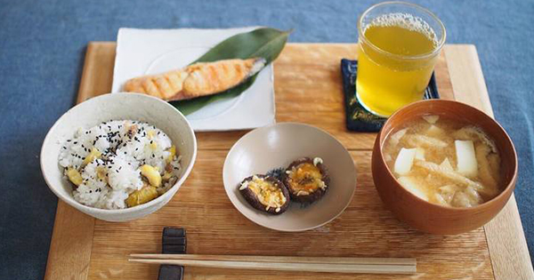 今日は和食のコーディネートをしました食器の選び方や食材の配置など綺麗に見えるように色んな方向から試して綺麗に撮れるようにしました。 名古屋文理大学短期大学部短大食物栄養学科製菓専攻製菓衛生師フードコーディネート実習調理実習fjksjkljk