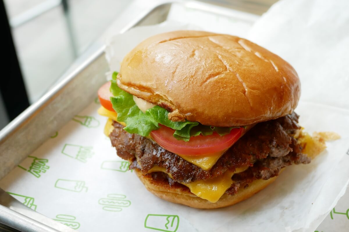 東京・東京ドーム シェイクシャック 東京ドーム店 シャックバーガー+シェイク 2,079円 2024年5月訪問