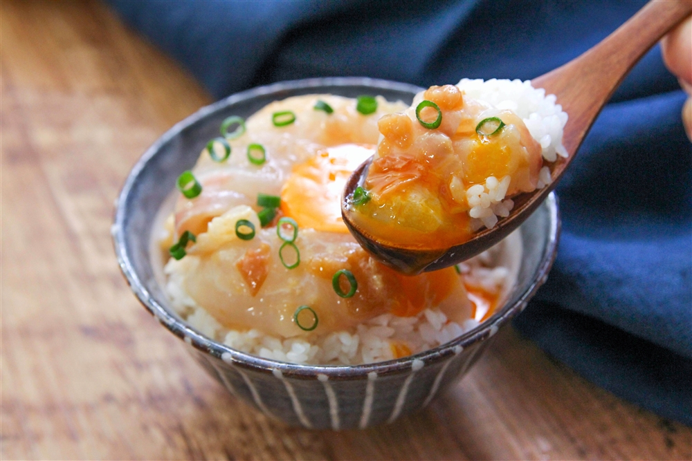 ■サーモンのめんつゆ漬け丼, 材料 2人分 , サーモン 刺身用 10切れ, めんつゆ小さじ4, ご飯茶碗2杯分, 天かす大さじ2,万能ねぎ 小口切り 2本, めんつゆ小さじ4, レモン汁小さじ2, かつお節適量, 作り方, ①サーモンに「めんつゆ」をからめる,②ご飯に天かす 万能ねぎを加えて混ぜ丼によそう, ③①のサーモンをのせ、めんつゆ・レモン汁・かつお節をのせる,