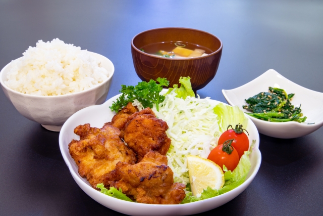 鶏のごま唐揚げの献立 副菜：レンジで簡単！海鮮風味の温野菜、汁物：ふわふわ卵の中華スープ 献立・メニュー 味の素パーク たべる楽しさを、もっと