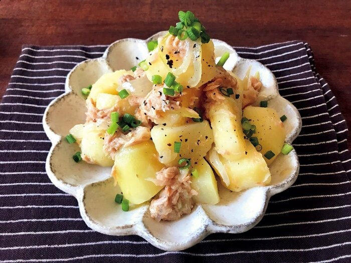 6Pチーズインじゃがいも＜材料 2人分 ＞ 6Pチーズ 1箱 じゃがいも 2個 250g片栗粉 大さじ1 水 大さじ2 塩 小さじ1 2こしょう 適量 片栗粉 適量 サラダ油 適量 ＜作り方＞ 1.じゃがいもは皮をしっかり洗い水気がついたままラップに1個ずつ包んで600Wのレンジで4