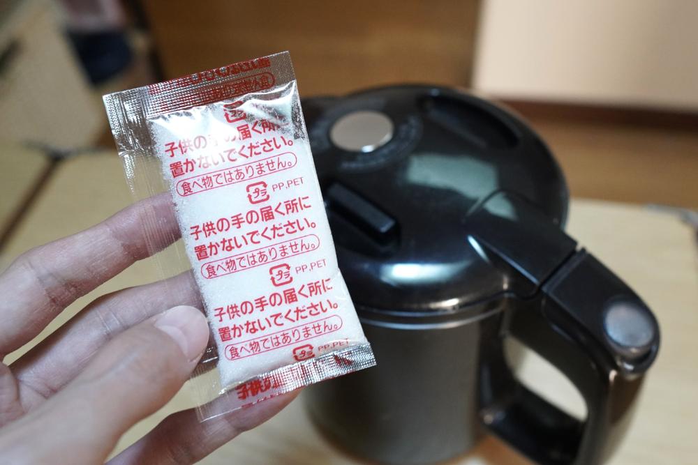 ♡ セリア購入品 電気ケトル洗浄剤で 汚すぎる電気ケトルがピッカピカになりました😆 成分：クエン酸 食用植物に含まれる液性：酸性正味量：15g×3 電気ケトルの他にも ・魔法瓶 ・コーヒーメーカー ・プラスチック、ガラス、ステンレス製水筒 などに使えます 詳細は4