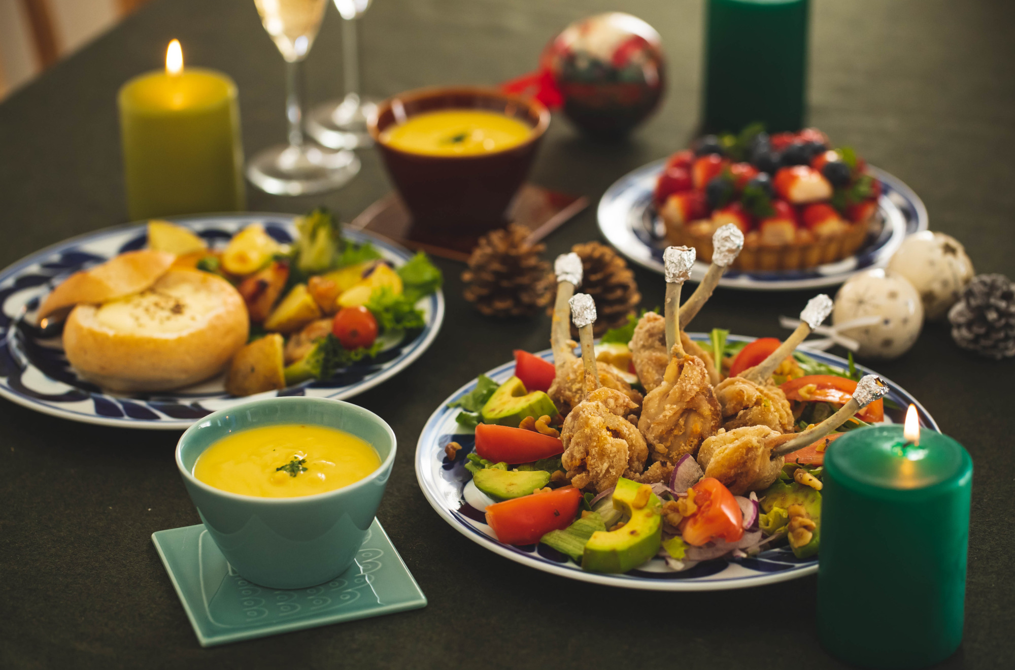 秋も活躍！春以外にも素敵な「ピンクのお皿と器」の活用コーディネート術ハウジーマガジン