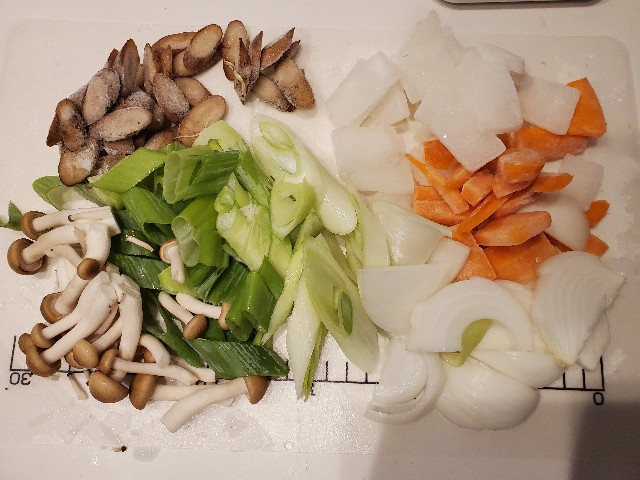 ホットクックで豚汁作りました♪ 材料 5人分co-opの豚汁の具 1袋 えのき 袋3分の1程 豚肉 150㌘ 出汁 1袋 味噌 大2 水1000ml 混ぜ技有 334番 豚汁ｺｰｽで25分 今日はメイン料理にはホットクック使わなかったので豚汁を作りました♪野菜切るもおきない日のためにco-opで