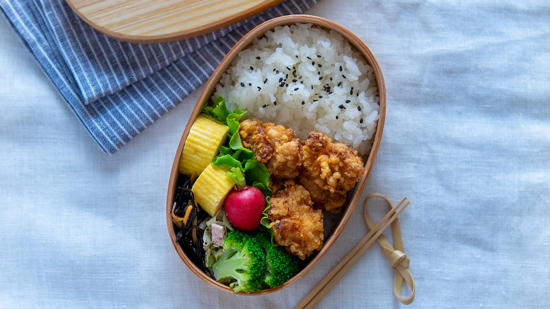 唐揚げプレート で晩ごはん∗2021.13 こんばんは〜⭐️ 今日も一皿で完結 ⁎˃ᴗ˂⁎みんな大好きな唐揚げです。 今日は塩レモン唐揚げにしました。塩ベースでレモンが効いた唐揚げも 美味しいですよね。 お肉は肉屋大石さんのお肉の定期便の 国産 大山鶏 角切り を使わせ