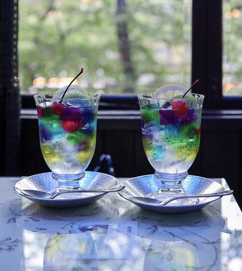 京都「喫茶ソワレ」のカラフルなゼリーポンチ。青い光に包まれるロマンティックな世界へ