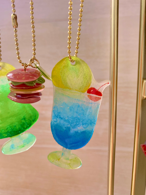 ○透明なクリームソーダ○ 大人気の透明なクリームソーダ今年もはじまります！ 国産の青梅をじっくりと漬け込んだ自家製梅シロップ を炭酸水で割って シュワッと甘酸っぱい クリームソーダに！ 人気のきび砂糖クッキー クジラ型 が涼しげな 暑い日におすすめの