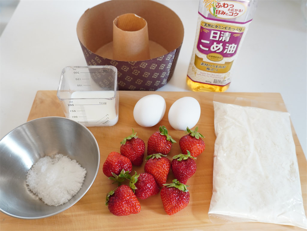 メレンゲなし？！ ホットケーキの材料でシフォンケーキ作り方！材料３つ！レンジで簡単！材料 15cm型 ◯シフォンケーキ ホットケーキミックス200g卵1個 牛乳140ml 材料などはYouTubeに載せています！ そちらでご覧ください😊 コメントはすべて見ています