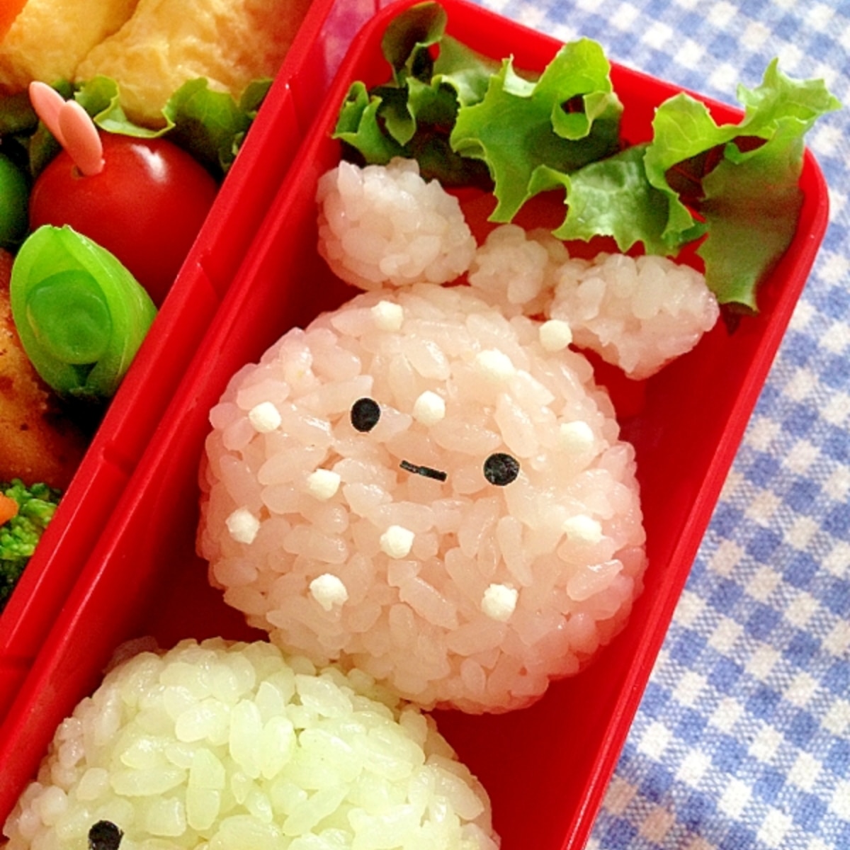 すみっコぐらし弁当 ⁡ ・昆布おにぎり ・コーンクリームコロッケ 冷食・たまご焼き ・ウインナー ・ピーマン人参ナムル ・ミニトマト ⁡エビフライの尻尾は ハートのキャラフルを縦に半分に切って 逆さまにして刺したよ〜〜❣️ ⁡ ふろしき？← ハムのやつ の模様は