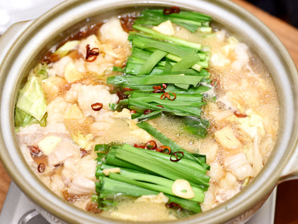 シマチョウの下処理焼肉屋の定番ホルモン「シマチョウ」の本格下処理の方法を紹介します！牛の大腸で関西では「てっちゃん」とも呼ばれます。希少部位です。いろいろ使える万能な塩ダレの作り方も紹介します